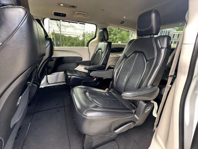 Photo of 2022 White Chrysler Pacifica