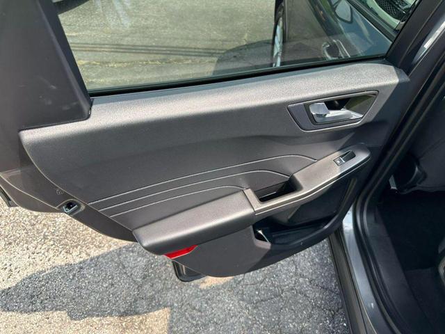 Photo of 2021 Gray Ford Escape