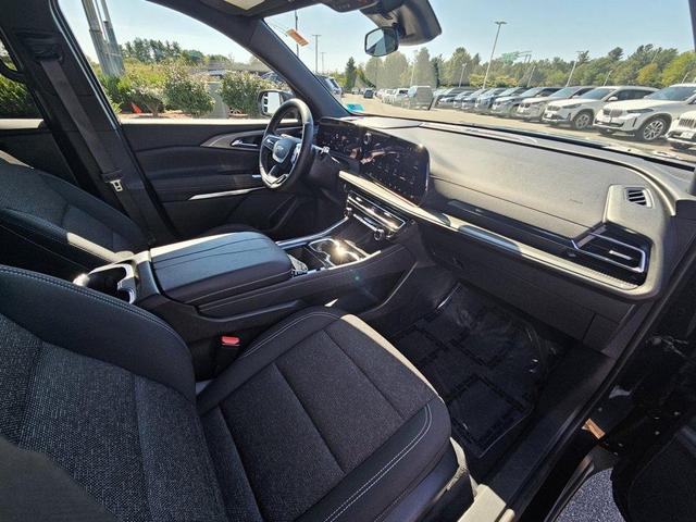Photo of 2025 Mosaic Black Metallic Chevrolet Traverse