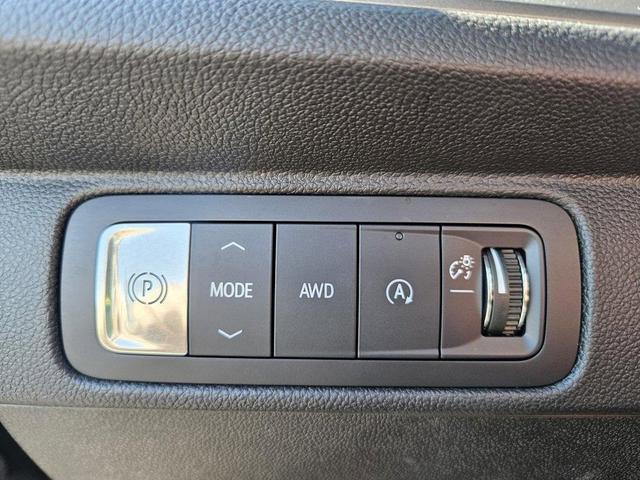 Photo of 2025 Mosaic Black Metallic Chevrolet Traverse