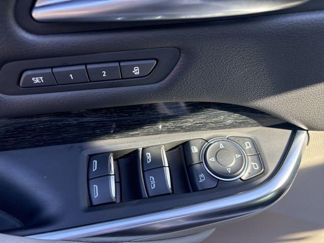 Photo of 2022 Crystal White Tricoat Cadillac XT4