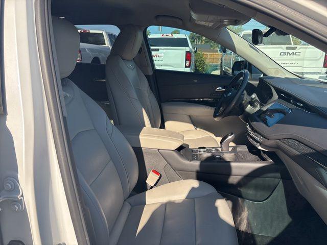 Photo of 2022 Crystal White Tricoat Cadillac XT4