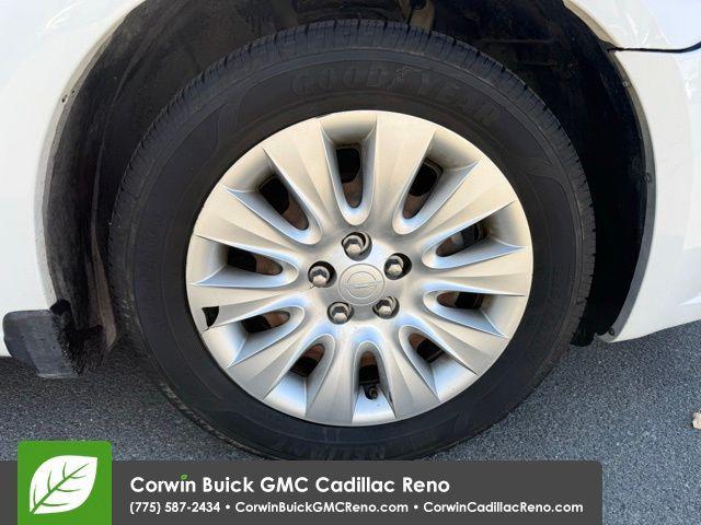Photo of 2014 Bright White Clearcoat Chrysler 200