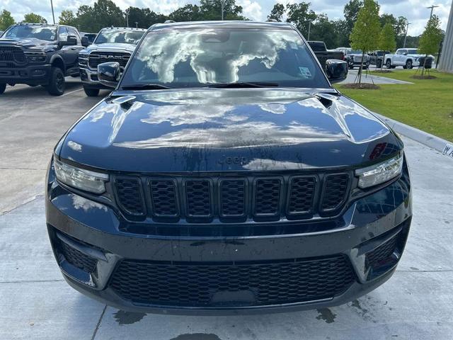Photo of 2023 Diamond Black Crystal Pearlcoat Jeep Grand Cherokee