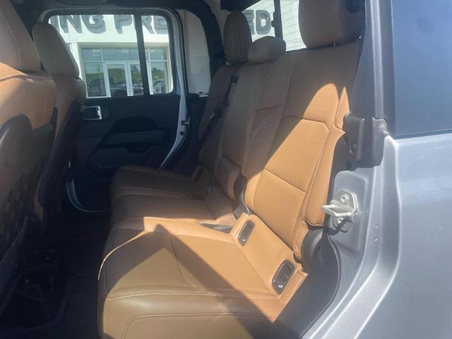 Photo of 2023 Silver Zynith Clearcoat Jeep Gladiator