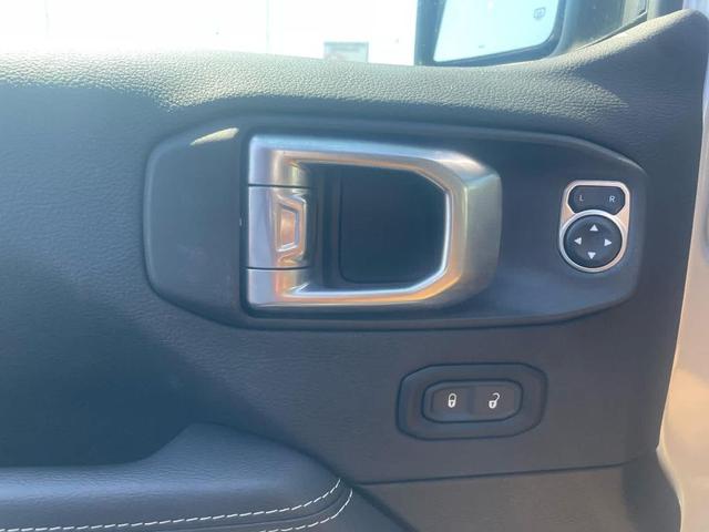 Photo of 2023 Silver Zynith Clearcoat Jeep Gladiator