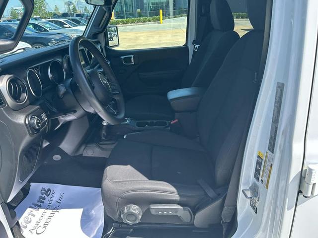 Photo of 2023 Bright White Clearcoat Jeep Gladiator
