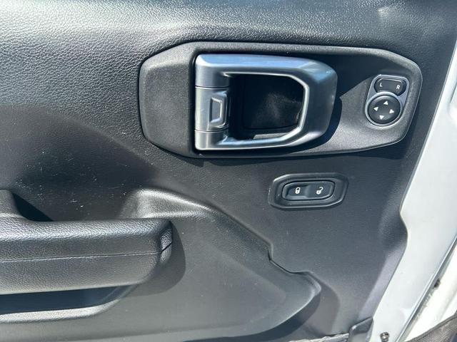Photo of 2023 Bright White Clearcoat Jeep Gladiator