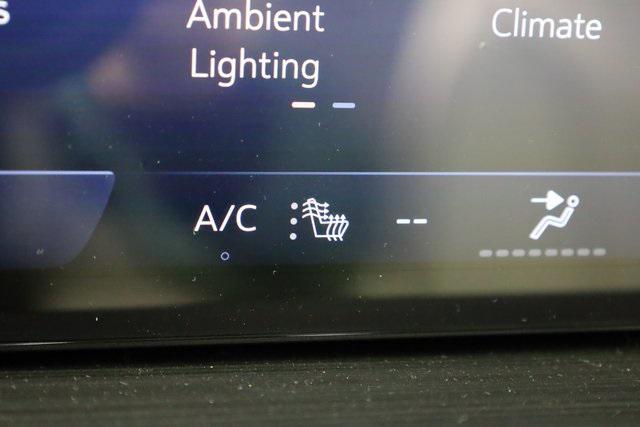 Photo of 2025 White Frost Tricoat Buick Envision