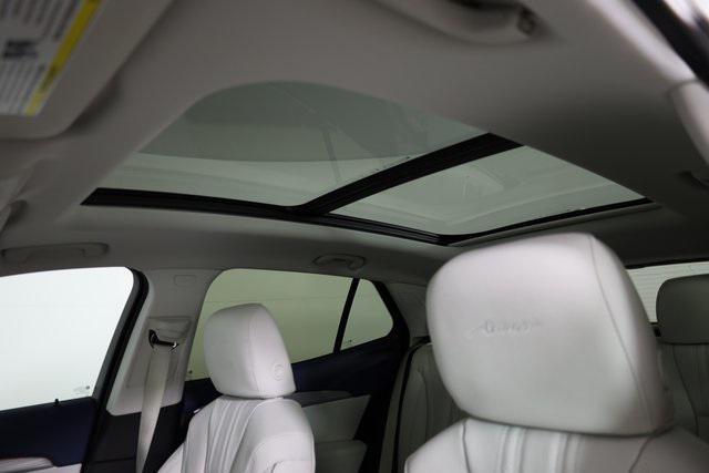Photo of 2025 White Frost Tricoat Buick Envision