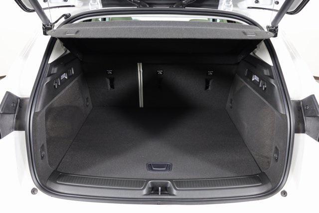 Photo of 2025 White Frost Tricoat Buick Envision