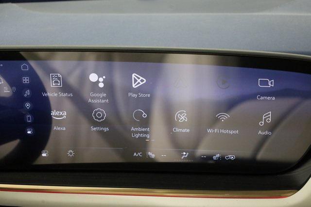 Photo of 2025 White Frost Tricoat Buick Envision