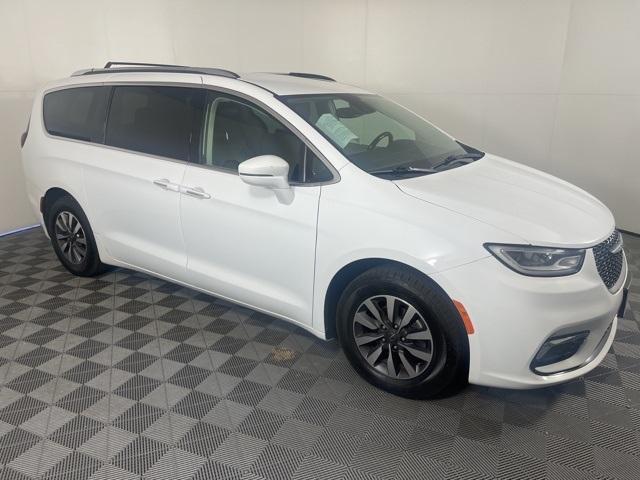 Photo of 2021 Bright White Clearcoat Chrysler Pacifica
