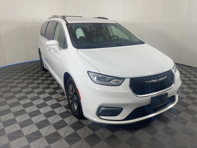 Photo of 2021 Bright White Clearcoat Chrysler Pacifica