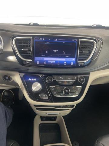 Photo of 2021 Bright White Clearcoat Chrysler Pacifica
