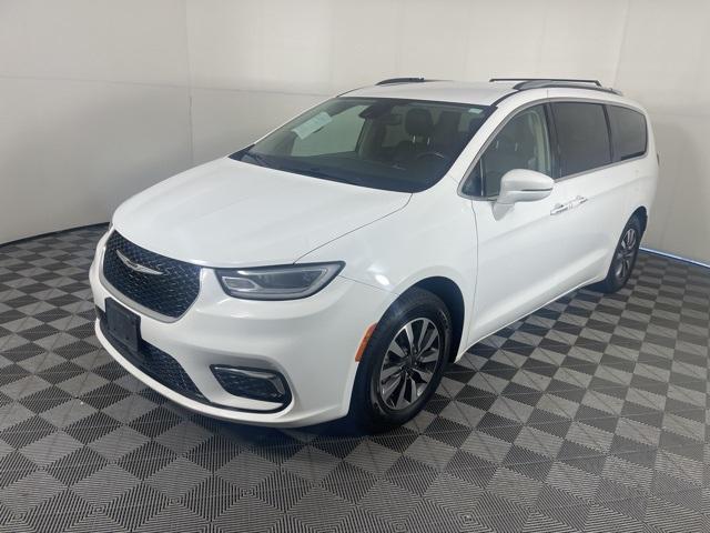 Photo of 2021 Bright White Clearcoat Chrysler Pacifica