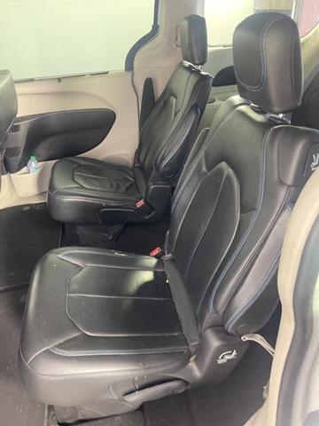 Photo of 2021 Bright White Clearcoat Chrysler Pacifica