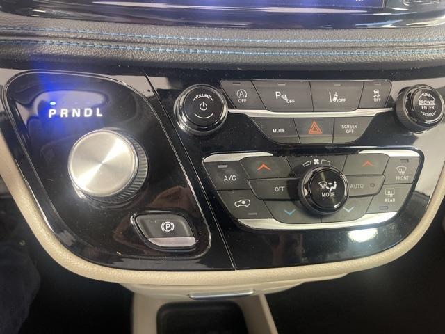 Photo of 2021 Bright White Clearcoat Chrysler Pacifica