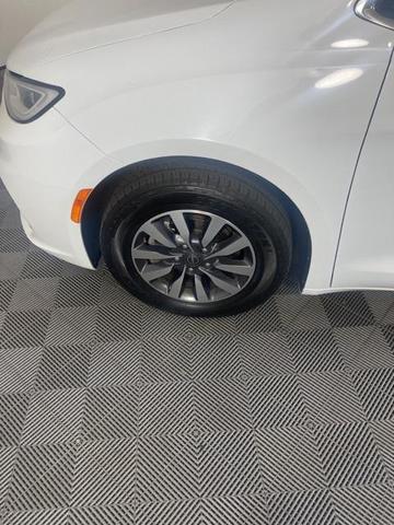 Photo of 2021 Bright White Clearcoat Chrysler Pacifica