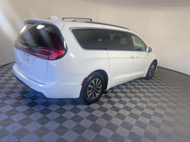 Photo of 2021 Bright White Clearcoat Chrysler Pacifica