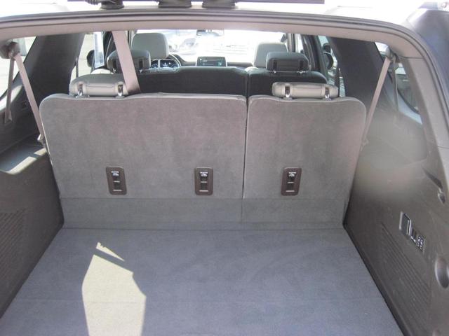 Photo of 2022 White Chevrolet Suburban
