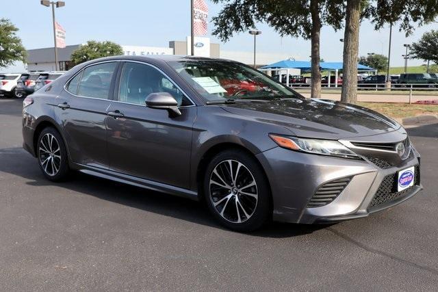 Photo of 2018 Gray Toyota Camry