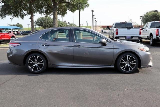 Photo of 2018 Gray Toyota Camry