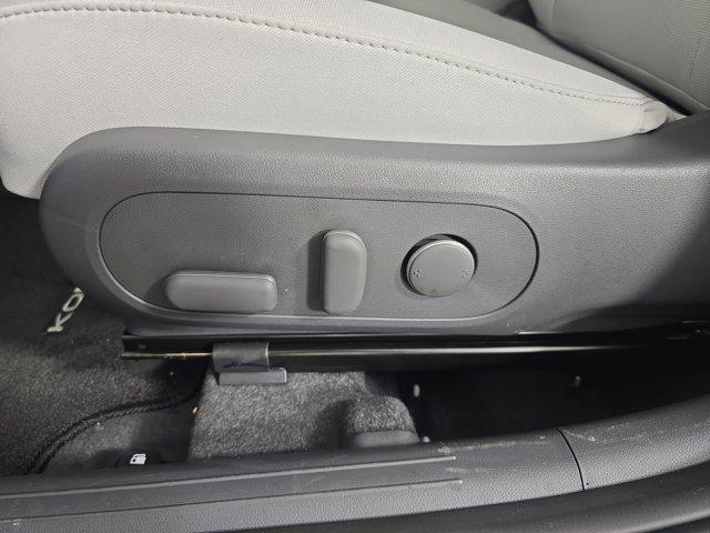 Photo of 2025 Atlas White Hyundai KONA