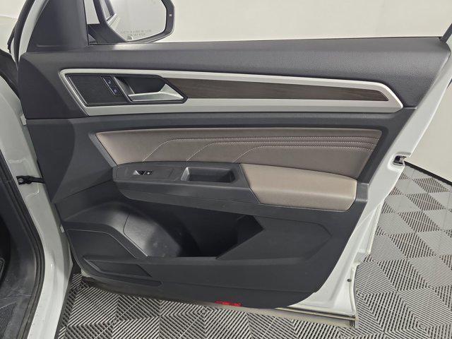 Photo of 2021 Pure White Volkswagen Atlas