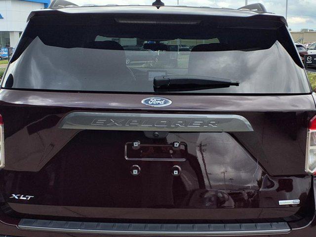 Photo of 2023 Jewel Red Metallic Tinted Clearcoat Ford Explorer