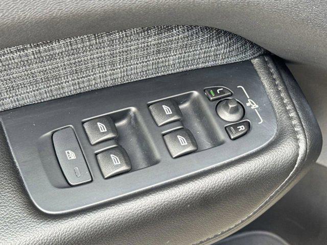 Photo of 2022 Pine Grey Metallic Volvo XC60
