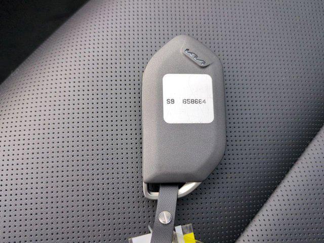 Photo of 2025 Glacial White Pearl Kia Telluride