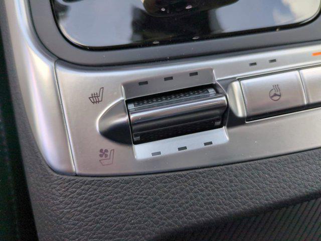 Photo of 2025 Ivory Silver Kia Carnival Hybrid