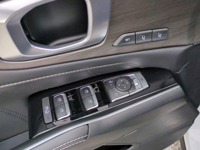 Photo of 2025 Glacial White Pearl Kia Sorento