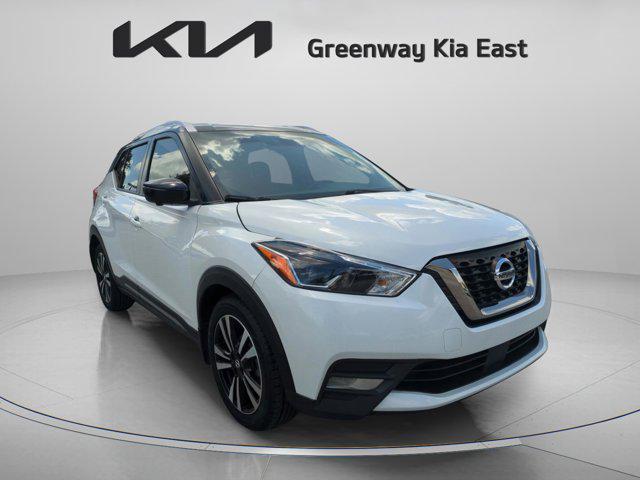 Photo of 2020 Aspen White/Super Black Nissan Kicks