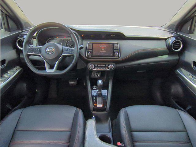Photo of 2020 Aspen White/Super Black Nissan Kicks