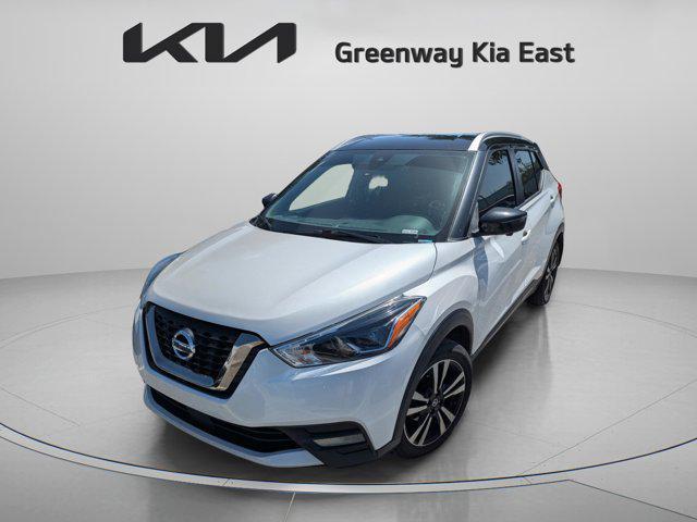 Photo of 2020 Aspen White/Super Black Nissan Kicks