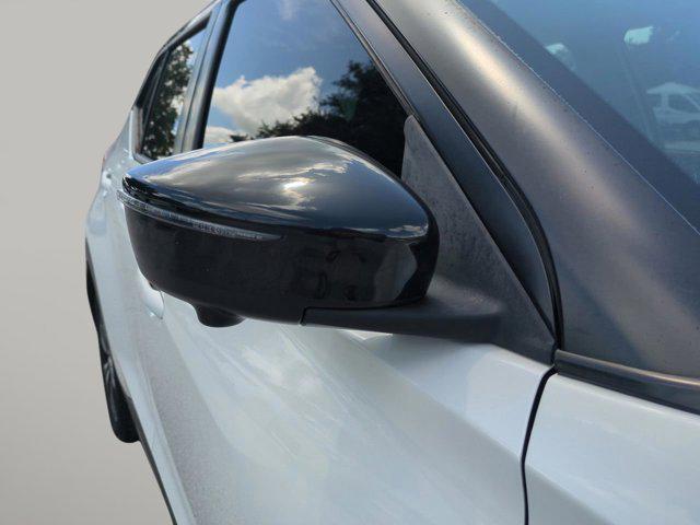 Photo of 2020 Aspen White/Super Black Nissan Kicks