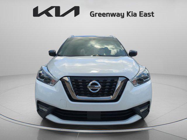 Photo of 2020 Aspen White/Super Black Nissan Kicks