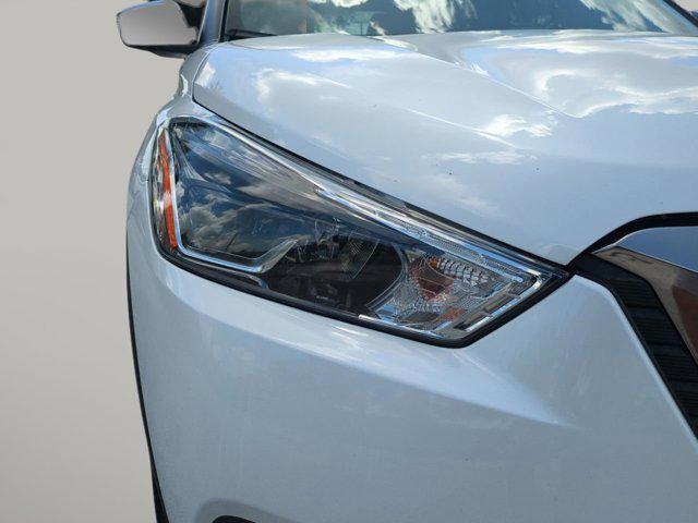 Photo of 2020 Aspen White/Super Black Nissan Kicks