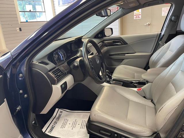 Photo of 2016 Obsidian Blue Pearl Honda Accord