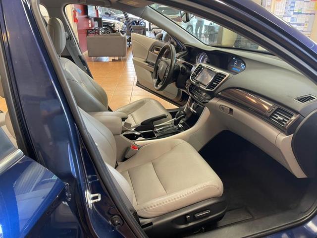 Photo of 2016 Obsidian Blue Pearl Honda Accord