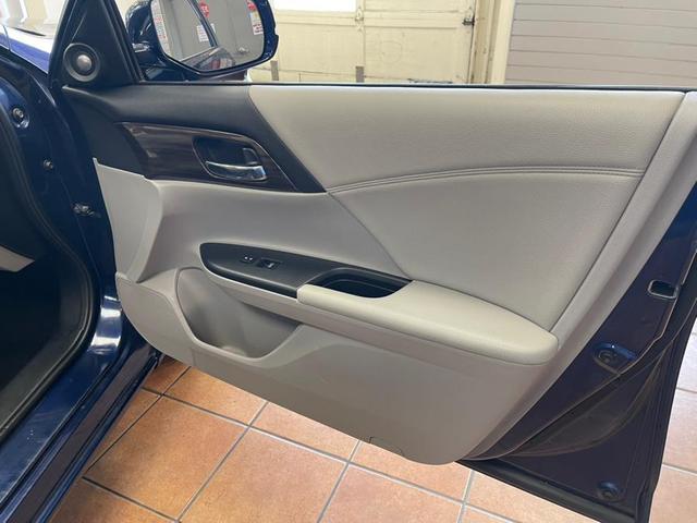 Photo of 2016 Obsidian Blue Pearl Honda Accord