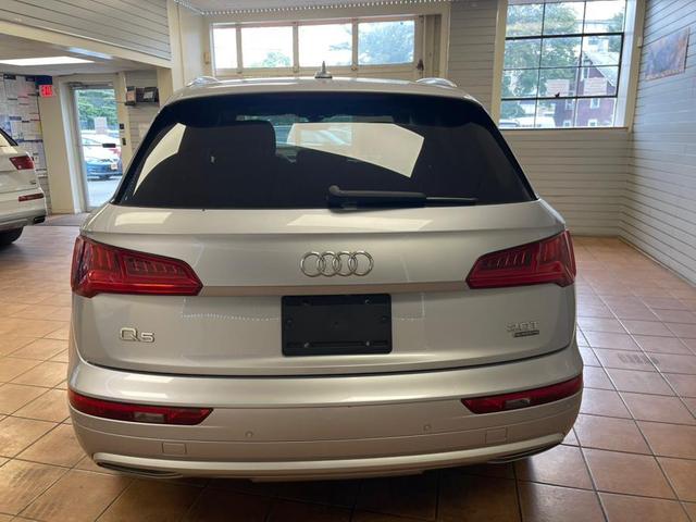 Photo of 2018 Florett Silver Metallic Audi Q5