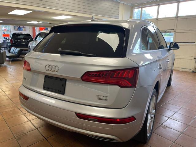 Photo of 2018 Florett Silver Metallic Audi Q5