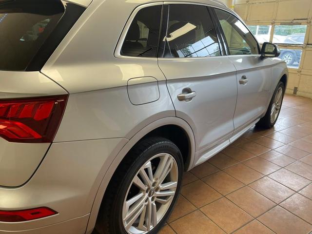 Photo of 2018 Florett Silver Metallic Audi Q5