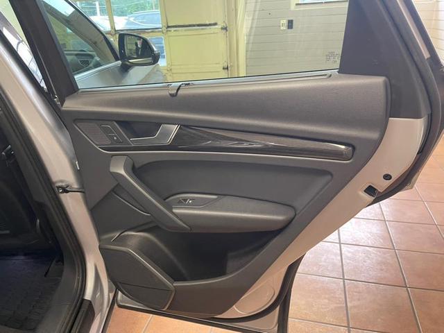 Photo of 2018 Florett Silver Metallic Audi Q5