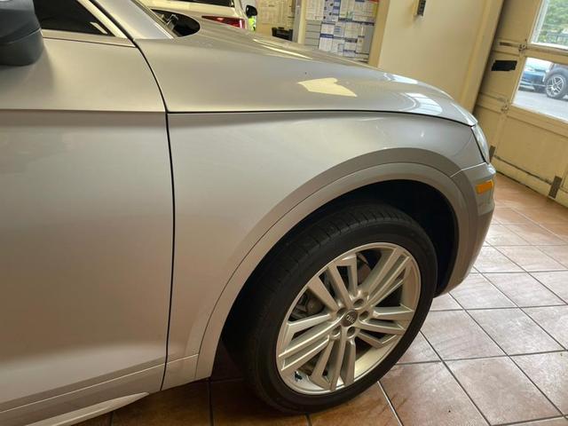 Photo of 2018 Florett Silver Metallic Audi Q5