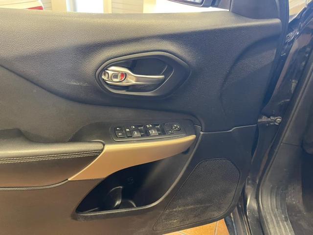 Photo of 2017 Diamond Black Crystal Pearlcoat Jeep Cherokee