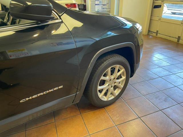 Photo of 2017 Diamond Black Crystal Pearlcoat Jeep Cherokee